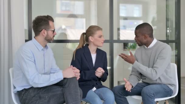 Zakenman Afrikaans zakenman en jonge vrouw aan het praten in kantoor — Stockvideo