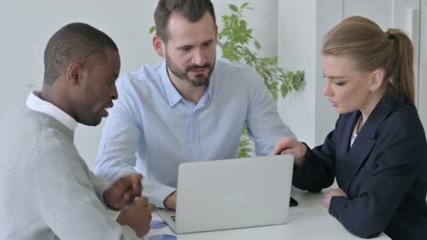 Gente de negocios masculina y femenina con computadora portátil teniendo discusión en la oficina — Vídeos de Stock