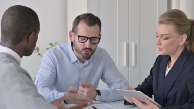Toplantı sırasında Kızgın İş Adamı Erkek ve Kadın Meslektaşlarını Kınadı