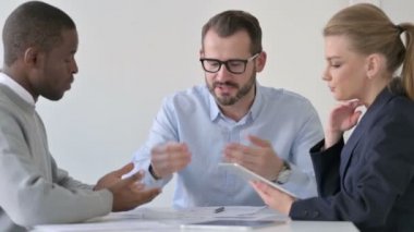 Kızgın İşadamı Erkek ve Kadın Meslektaşlarını Kükretiyor