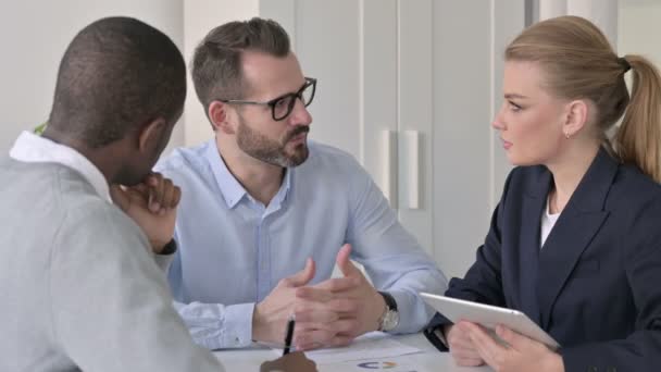 Серьезные деловые люди мужского и женского пола обсуждают в офисе — стоковое видео