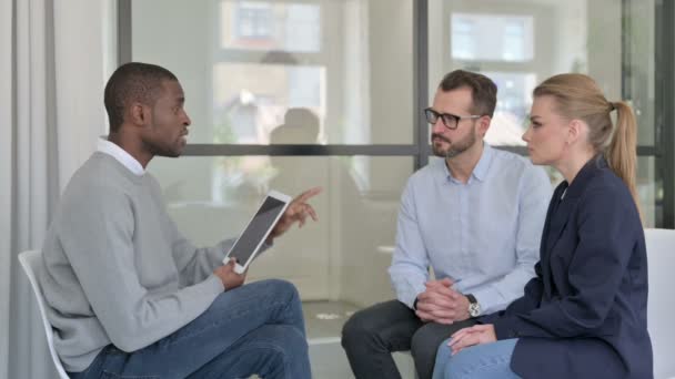 Африканский бизнесмен с планшетом Интервью с бизнесменом и молодой предпринимательницей — стоковое видео