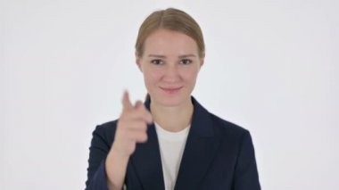 Genç İş Kadını Kamerayı Gösteriyor, Beyaz Arkaplana Davet Ediyor 