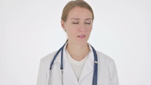 Vrouwelijke arts tonen geen teken door schudden hoofd op witte achtergrond — Stockvideo