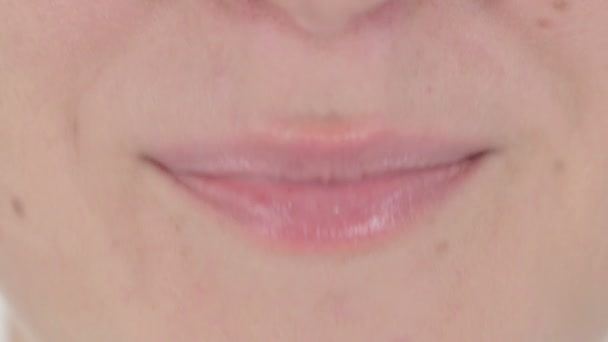 Close-up van glimlachende lippen van de vrouw — Stockvideo
