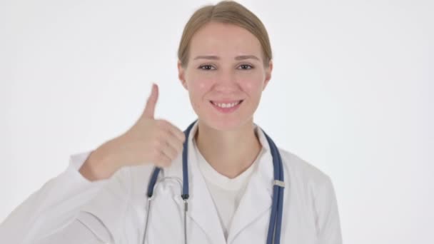 Žena lékař ukazující palce nahoru Přihlásit se na bílém pozadí — Stock video
