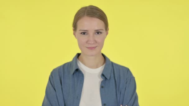 Młoda kobieta trzęsie głową, jak tak Zarejestruj się na żółtym tle — Wideo stockowe