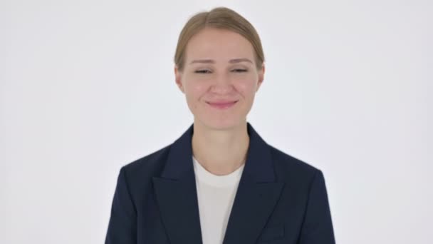 Jonge zakenvrouw schudden hoofd als Ja Aanmelden witte achtergrond — Stockvideo