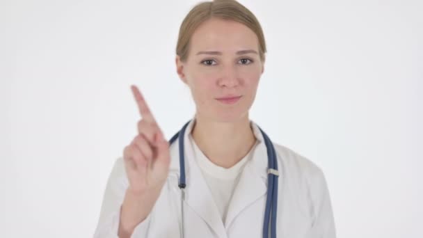 Kobieta lekarz nie pokazuje znak przez palec na białym tle — Wideo stockowe