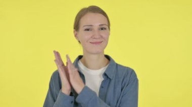 Sarı Arkaplanda Alkışlayan Genç Kadın 