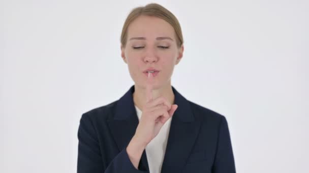 Joven empresaria con dedo en los labios, pantalla blanca silenciosa — Vídeos de Stock