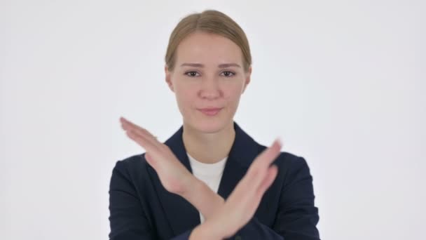 Joven empresaria que no muestra ningún signo por gesto de brazo sobre fondo blanco — Vídeos de Stock