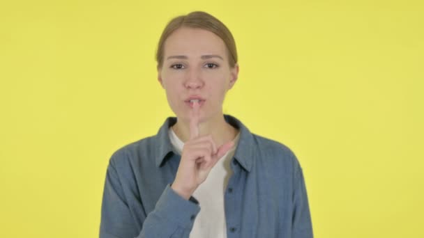 Jonge vrouw met vinger op de lippen, Silence Yellow Screen — Stockvideo