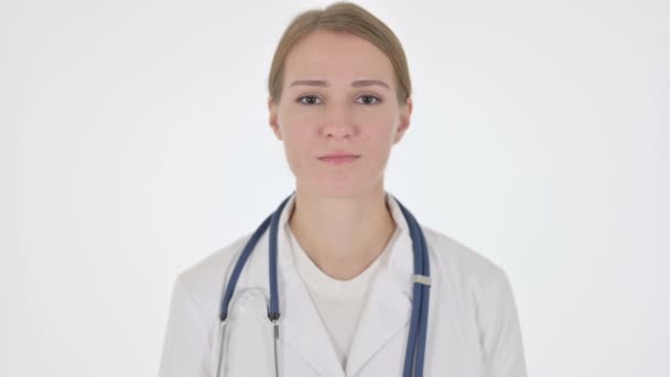 Vážná žena lékař při pohledu na kameru na bílém pozadí — Stock video