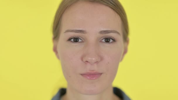 Obličej zblízka vážné mladé ženy při pohledu na fotoaparát — Stock video
