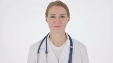 Beyaz Arkaplanda Gülümseyen Kadın Doktor 