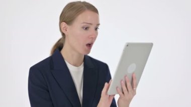 Genç İş Kadını Beyaz Arkaplanda Tablet Üzerinde Başarı Kutlaması 
