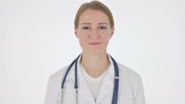 Kobieta lekarz uśmiecha się do kamery na białym tle — Wideo stockowe