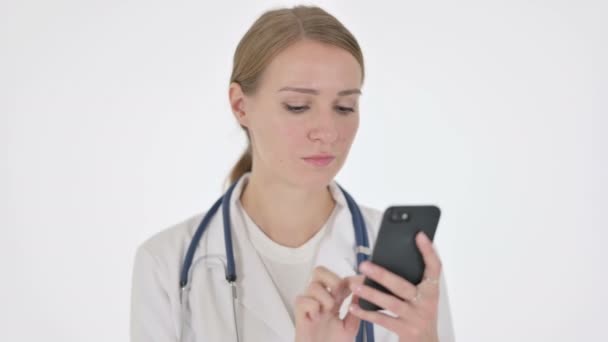 Mujer Doctor Navegación Smartphone sobre fondo blanco — Vídeo de stock