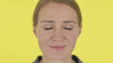 Kameraya gülümseyen Mutlu Genç Kadının Yüzü 