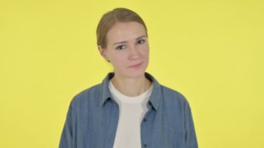 Genç Kadın Dövüşüyor, Sarı Arkaplanda Tartışıyor 