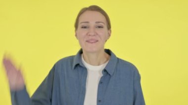 Çevrimiçi Görüntüde Konuşan Genç Kadın Sarı Arkaplanda Çağrı 