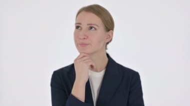 Düşünceli Genç İş Kadını Beyaz Geçmişi Düşünüyor ve Fikir ediniyor 