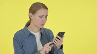 Smartphone 'da Sarı Arkaplanda Genç Kadın Kaybı 