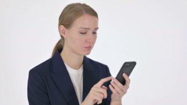 Genç İş Kadınları Beyaz Arkaplanda Akıllı Telefonla Kayıp 