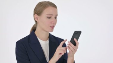 Genç İş Kadını Beyaz Arkaplanda Akıllı Telefonla Kutlama Yapıyor 
