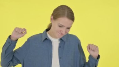 Sarı Arkaplanda Dans Eden Genç Kadın 