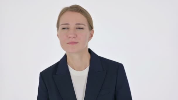 Jonge zakenvrouw op zoek rond, op zoek naar wit scherm — Stockvideo