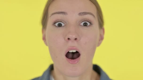 カメラを見てショックを受けた若い女性の顔を閉じる — ストック動画