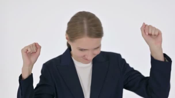 Junge Geschäftsfrau tanzt vor Freude auf weißem Hintergrund — Stockvideo