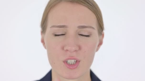 Cara de cerca de la joven empresaria que tiene dolor de muelas — Vídeos de Stock