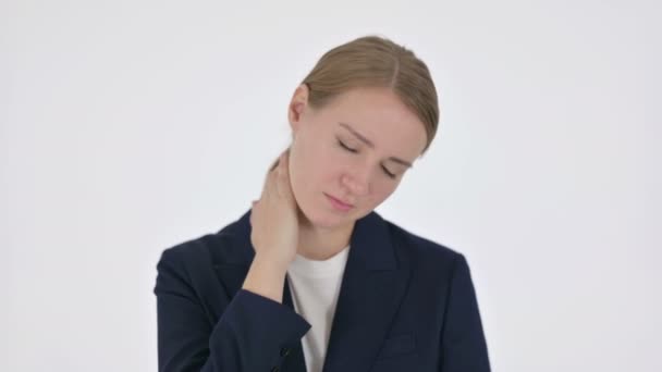 Joven empresaria teniendo dolor de cuello sobre fondo blanco — Vídeos de Stock