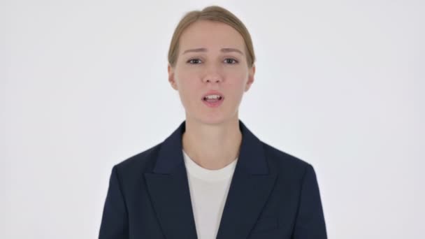 Розчарована молода бізнес-леді реагує втрати на білому тлі — стокове відео