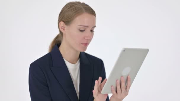 Jeune femme d'affaires réagissant à la perte sur tablette sur fond blanc 