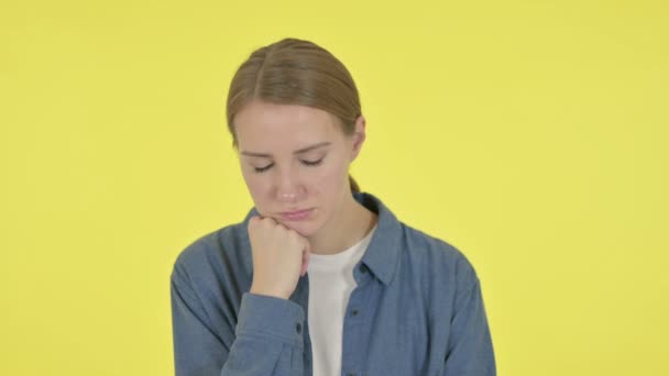 Mladá žena spí na žlutém pozadí — Stock video