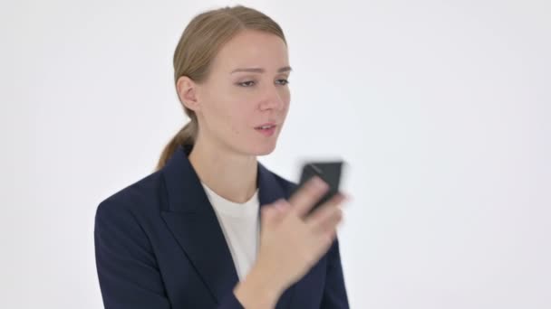 Młoda przedsiębiorczyni rozmawiająca przez telefon na białym tle — Wideo stockowe