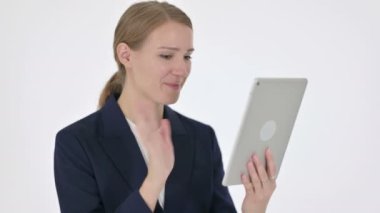 Beyaz Arkaplanda Genç İş Kadını 'ndan Tablet' e Görüntü Çağrısı 