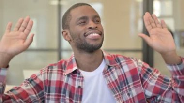 Ofiste Dans Eden Mutlu Afrikalı Adam