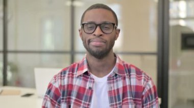 Afrikalı Kafasını Sallayan Adamın Portresi Evet İşareti, Onaylama