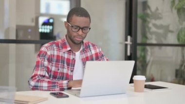 Afrikalı Adam Bilgisayarı Kapatıyor Ayağa kalkıyor, Gidiyor