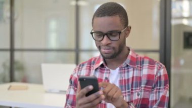 Akıllı Telefon Kullanan Afrikalı Adam, İnternet Taraması