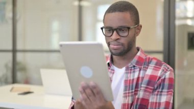 Afrikalı Adam Tablet Kullanıyor, İnternet Taranıyor