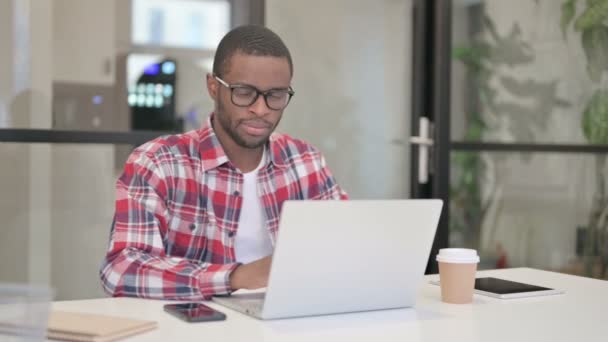 Afrikaanse man met laptop schuddend hoofd als ja teken — Stockvideo