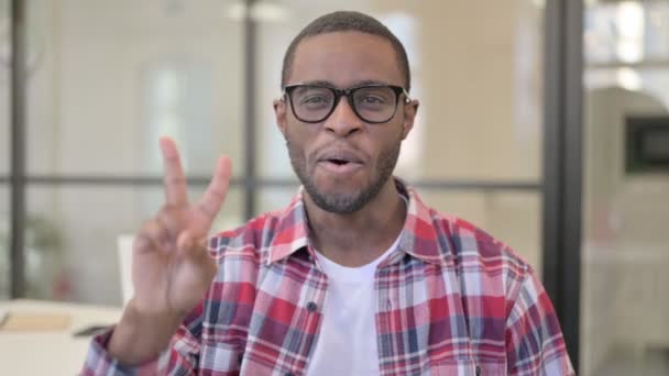 Retrato de Homem Africano mostrando Sinal de Vitória com Dedo — Vídeo de Stock