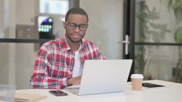 Αφρικανικός Άνθρωπος Εμφανίζει Αντίχειρες Εγγραφείτε Ενώ χρησιμοποιείτε Laptop — Αρχείο Βίντεο