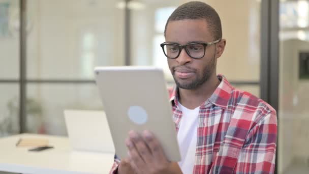 African Man Använda Tablet, Bläddra på Internet — Stockvideo